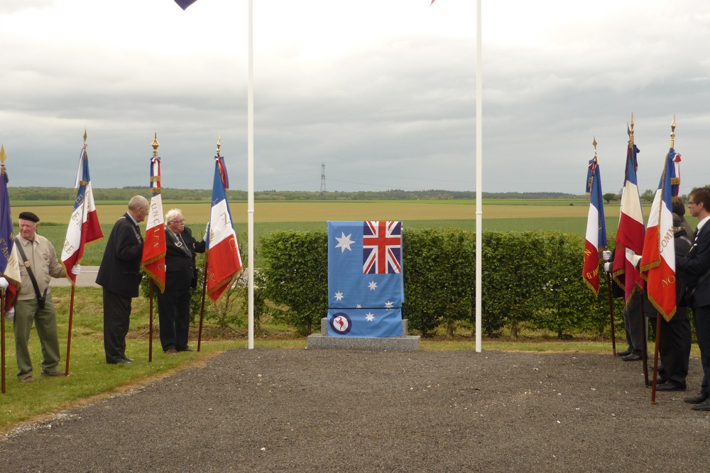 13 Plaque commemorative, monument aux morts