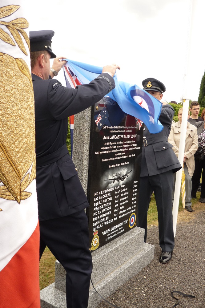 14 Plaque commemorative, monument aux morts