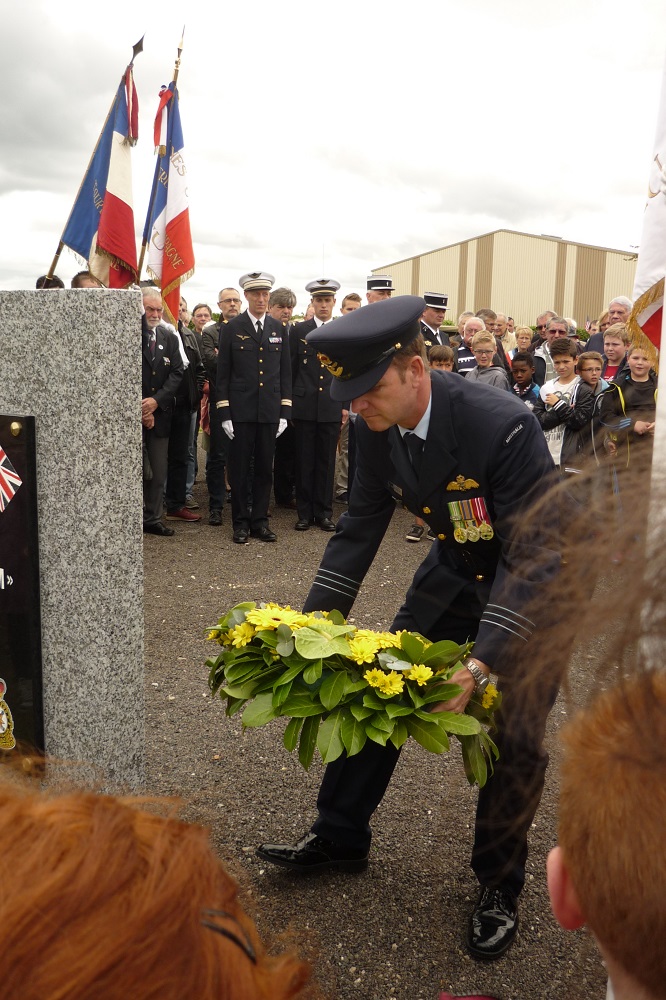 14 Plaque commemorative, monument aux morts