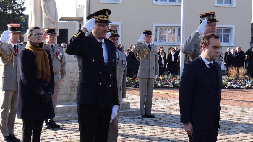 Sébastien Lecornu ministre des Armées, ancien président du département de l’Eure et Isabelle Vauquelin maire du Neubourg lors la cérémonie en hommage d'Alexandre Martin et Romuald Guillemet 2