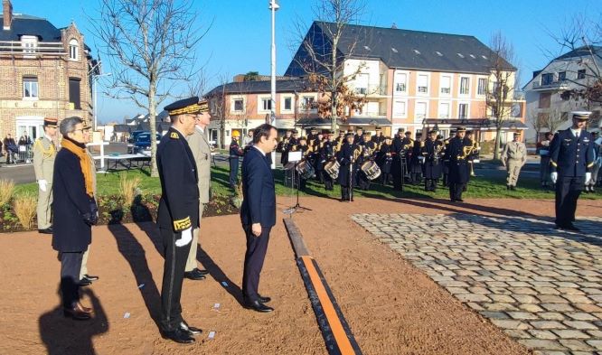 Sébastien Lecornu, ministre des Armées, ancien président du département de l’Eure et Isabelle Vauquelin maire du Neubourg lors la cérémonie en hommage d'Alexandre Martin et Romuald Guillemet